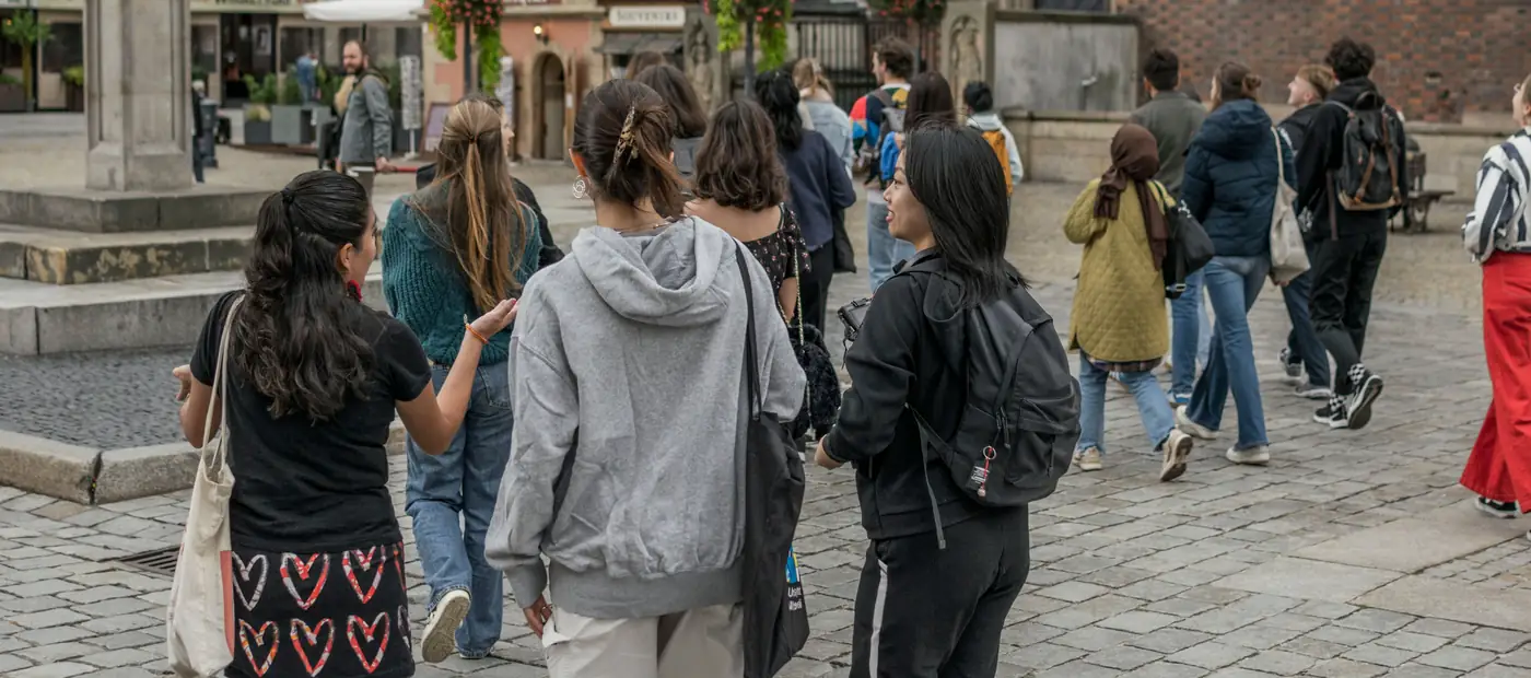 Schülergruppe auf einem Platz in der Innenstadt.