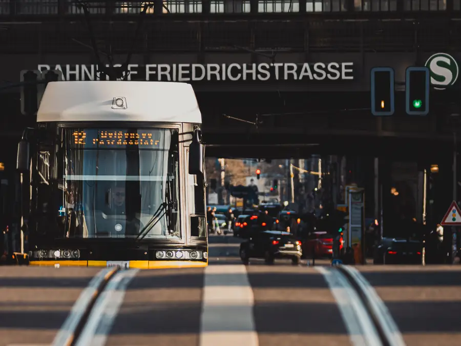 Straßenbahn am Bahnhof Friedrichstraße in Berlin.