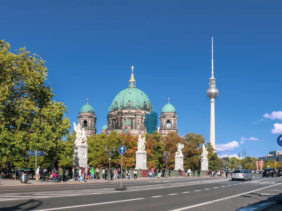 Berliner Dom und Fernsehturm im Sonnenlicht, davor die Schlossbrücke.