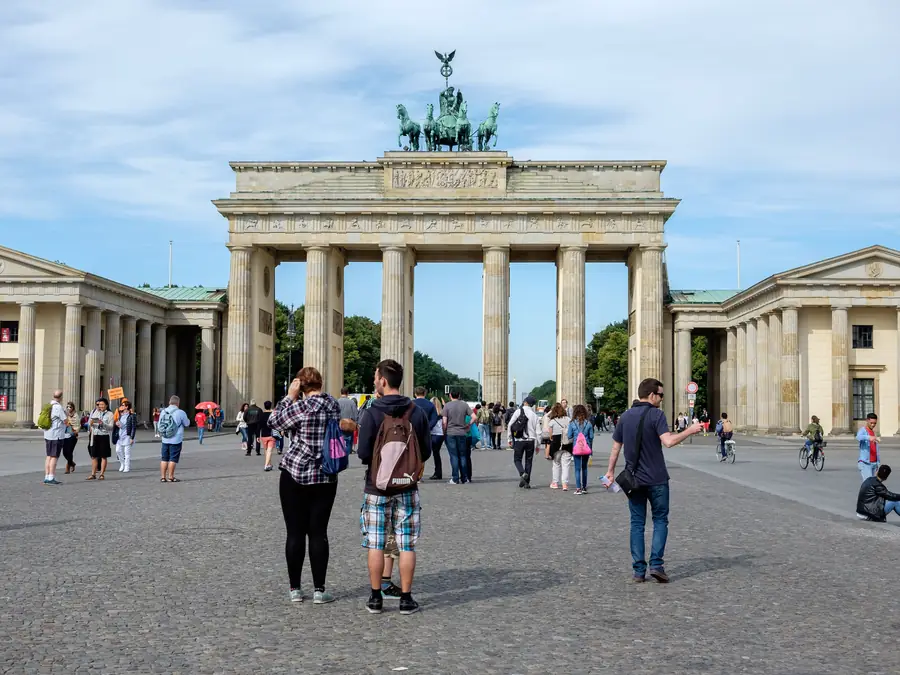 Brandenburger Tor am Pariser Platz mit Schülergruppen bei Tageslicht.